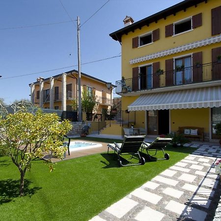 Ferienwohnung Accogliente Apt Al Centro Con Giardino E Jacuzzi Torri Del Benaco Exterior foto