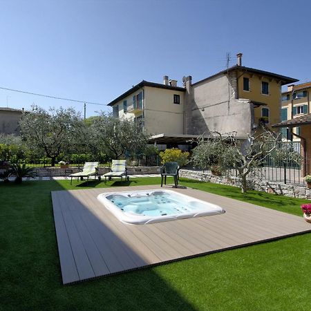 Ferienwohnung Accogliente Apt Al Centro Con Giardino E Jacuzzi Torri Del Benaco Exterior foto