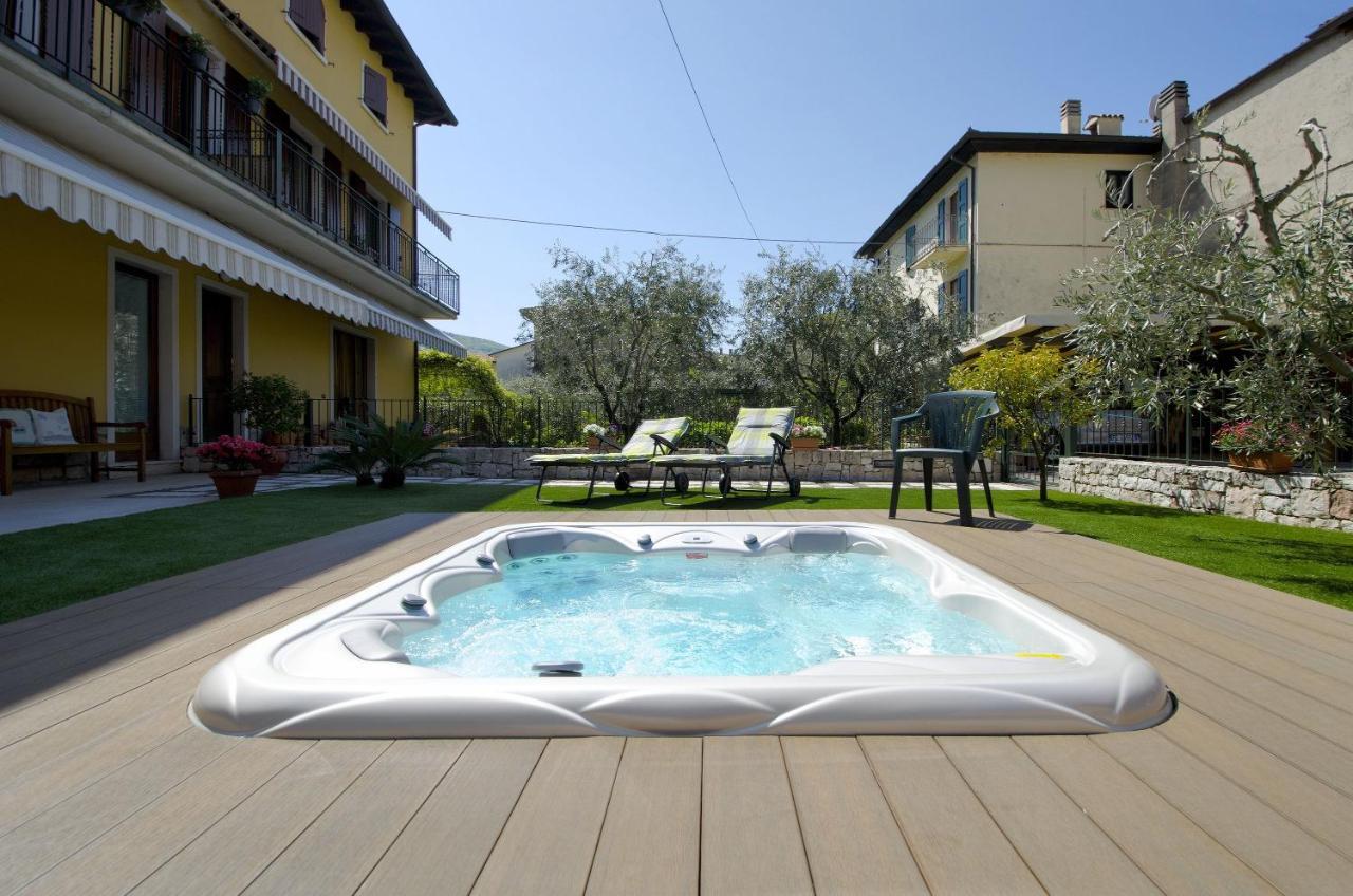 Ferienwohnung Accogliente Apt Al Centro Con Giardino E Jacuzzi Torri Del Benaco Exterior foto