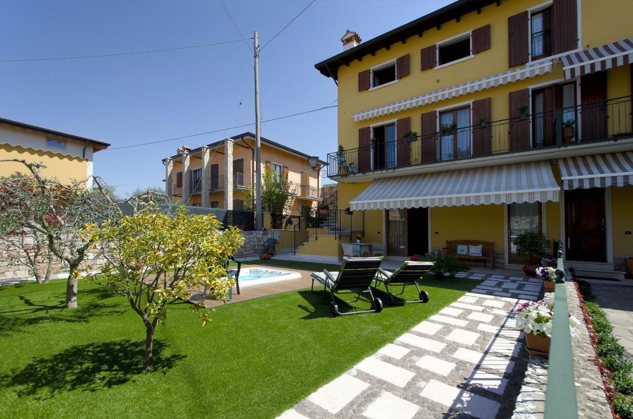 Ferienwohnung Accogliente Apt Al Centro Con Giardino E Jacuzzi Torri Del Benaco Exterior foto