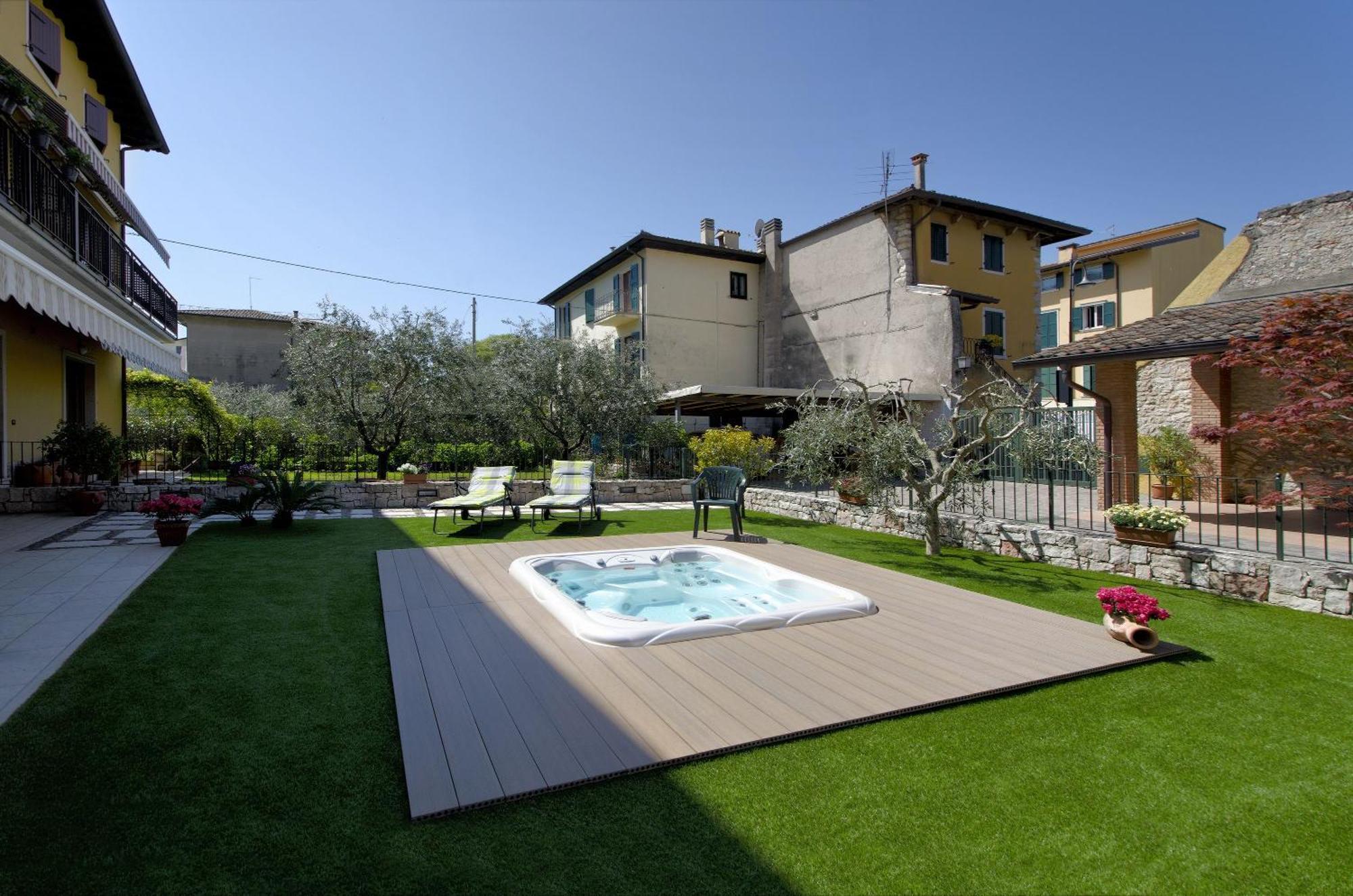 Ferienwohnung Accogliente Apt Al Centro Con Giardino E Jacuzzi Torri Del Benaco Exterior foto